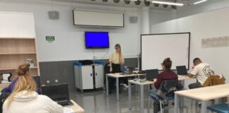 El aula de formación del Casal d’Entitats acoge un nuevo curso de inglés dirigido a personas desempleadas