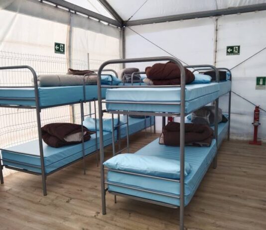 Continúa la llegada de migrantes a las costas de Formentera Carpa acogida migrantes