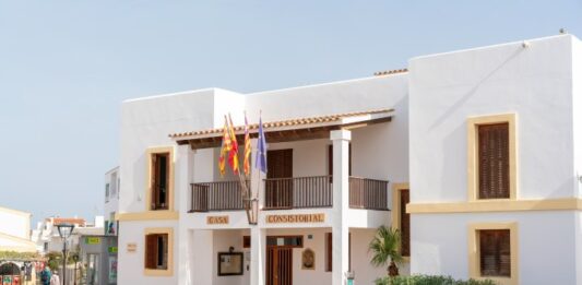 El Consell Insular de Formentera defiende ante Costas las instalaciones de temporada que considera compatibles con la protección de las playas Consell Insular de Formentera