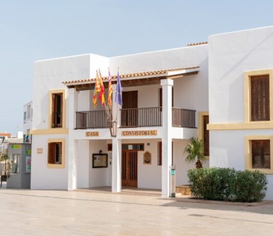 El Consell Insular de Formentera defiende ante Costas las instalaciones de temporada que considera compatibles con la protección de las playas Consell Insular de Formentera