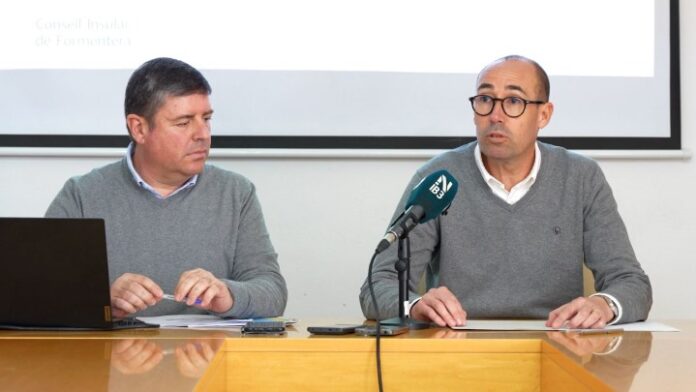 El conseller de Economía, Javier Serra, y el presidente Óscar Portas durante la presentación a los medios de los presupuestos del Consell de Formentera para 2026