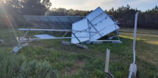 Intenso temporal de viento con rachas que superan los 90 km/h en Formentera Placas solares destrozadas por el viento