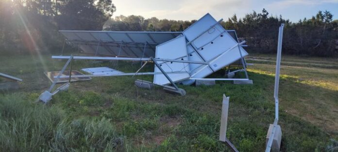 Placas solares destrozadas por el viento