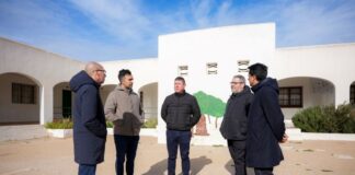 Firmado el convenio para garantizar la calidad arquitectónica del futuro Centro Cultural Multifuncional de Sant Ferran Reunión celebrada en Sant Ferran