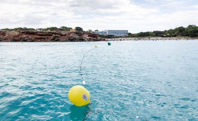 Balizas en Cala Saona