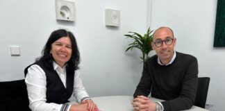 El presidente Óscar Portas pide agilizar las pruebas de edad a los menores migrantes para reducir tensiones en los centros Óscar Portas y Raquel Guasch esta mañana en el Consell Insular de Formentera