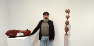 La sugerencia de la madera en la exposición de Eduard Cortina Formentera Art Eduard Cortina