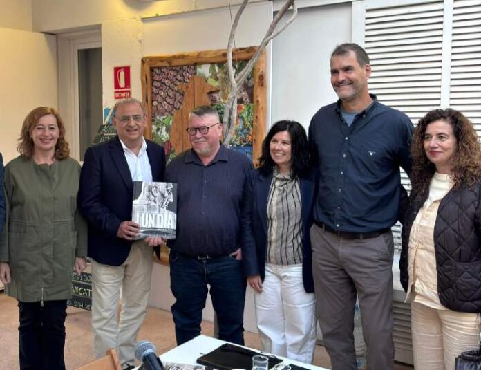 Los autores junto a los representantes políticos en la presentación de la obra en el Centro Gabrilet