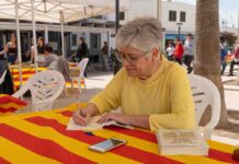 Ambiente festivo y literario durante la jornada de Sant Jordi en Formentera