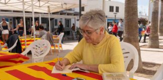 Ambiente festivo y literario durante la jornada de Sant Jordi en Formentera