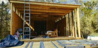 Actuación contra unas construcciones de madera contrarias a la ordenanza en Es Cap después de una orden de demolición