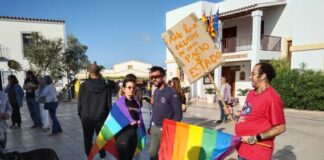 Más de medio centenar de personas se manifiestan contra la homofobia en Formentera