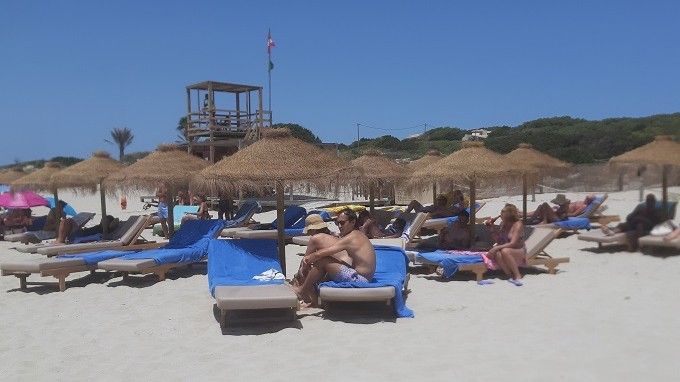 Turistes a les gandules de la platja des Arenals. 7bts (1)