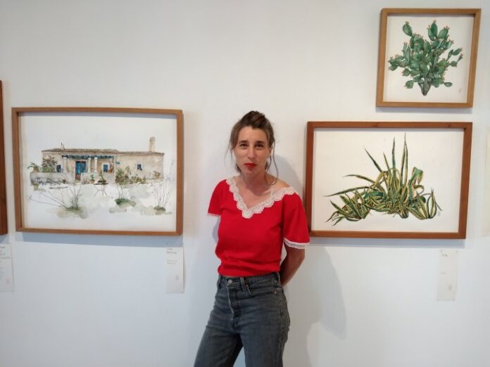 Julie Aubrun con algunas de las piezas de su muestra