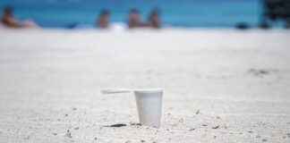 Formentera reparte 3.000 ceniceros portátiles para evitar colillas en las playas Ceniceros de playa