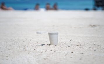 Formentera reparte 3.000 ceniceros portátiles para evitar colillas en las playas Ceniceros de playa