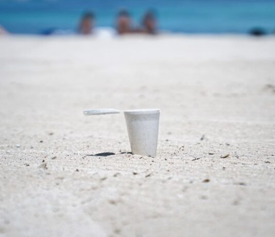 Formentera reparte 3.000 ceniceros portátiles para evitar colillas en las playas Ceniceros de playa