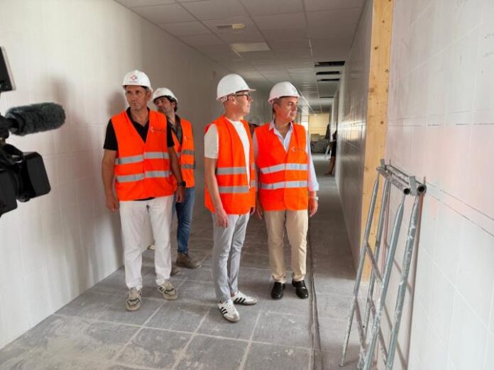 El conseller Vera y el presidente Portas en la visita esta mañana a las obras de amplicación del IES Marc Ferrer