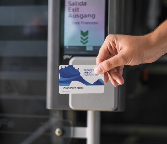 Los autobuses de Formentera operan ya con el nuevo sistema de validación de tarjetas, compatible con el pago habitual TARJETA BUS