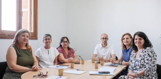 La adjunta del Defensor del Pueblo conoce de primera mano la situación de los menores migrantes en Formentera Visita adjunta Defensor del Pueblo