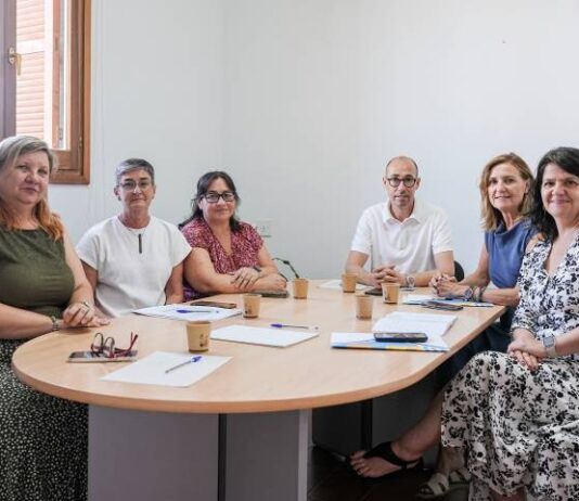 La adjunta del Defensor del Pueblo conoce de primera mano la situación de los menores migrantes en Formentera Visita adjunta Defensor del Pueblo