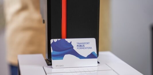 El Consell Insular de Formentera moderniza el sistema de acceso al transporte público y estrena la nueva Tarjeta de Transporte