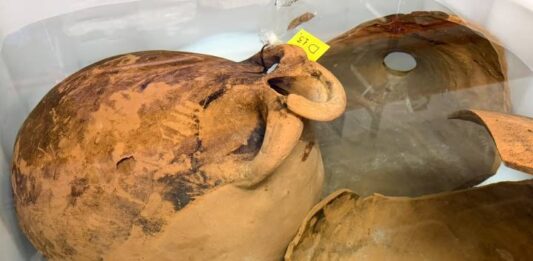 El conseller Bauzà y el director general de Cultura visitaron el conjunto de ánforas romanas encontradas en el sur de Formentera y depositadas en el MAEF