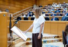La senadora Neus Massanet participa en su primera sesión en la Cámara Alta