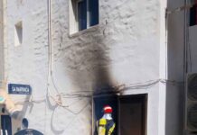 Extinguido un incendio en un cuadro de contadores de un edificio de es Pujols