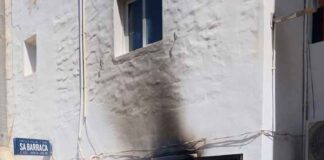 Extinguido un incendio en un cuadro de contadores de un edificio de es Pujols