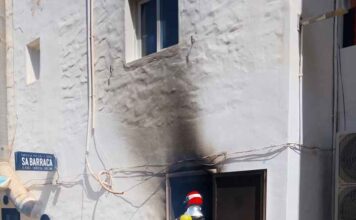 Extinguido un incendio en un cuadro de contadores de un edificio de es Pujols