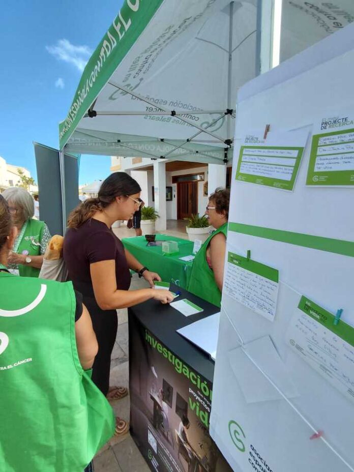 Mesa informativa de la AECC esta mañana en Formentera