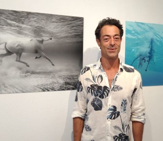 Ricardo Lamin retrata la fuerza de los caballos nadando en aguas de Formentera
