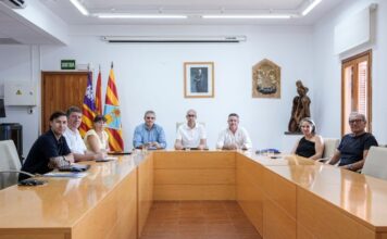 El Consell Insular de Formentera aborda con Marí Bosó, Miquel Jerez y los afectados por los deslindes la modificación de la Ley de Costas