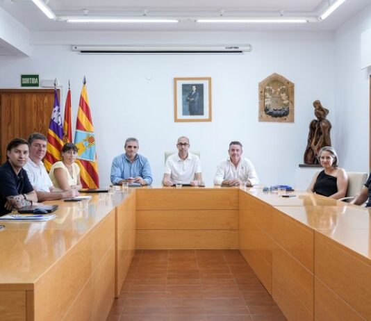 El Consell Insular de Formentera aborda con Marí Bosó, Miquel Jerez y los afectados por los deslindes la modificación de la Ley de Costas