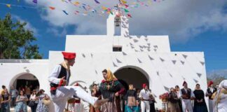 La Mola se vuelca con la celebración de la Virgen del Pilar