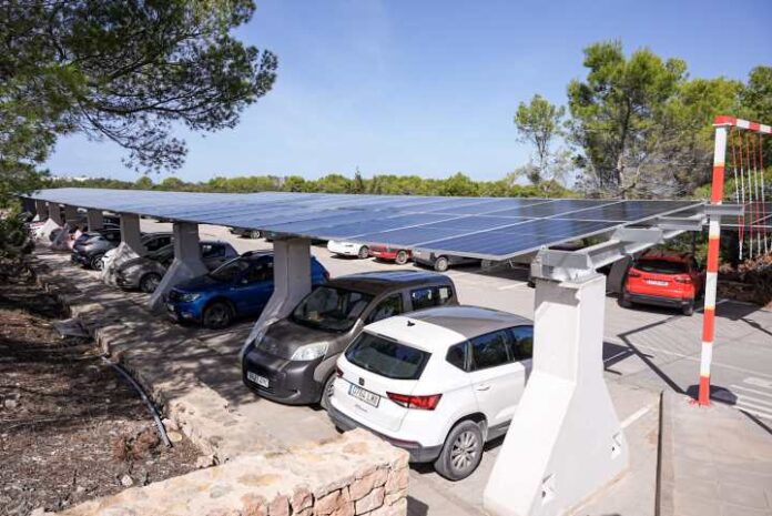 Instalación fotovoltaica en el aparcamiento del Hospital de Formentera